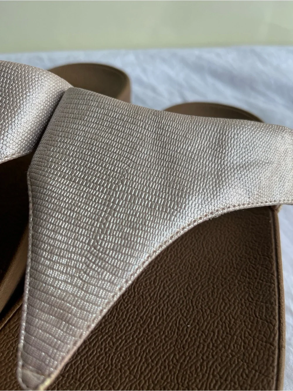 Fitflop Lulu Shimmer Wedge Thong Textured Metallic Microwobbleboard Midsole Sz 9